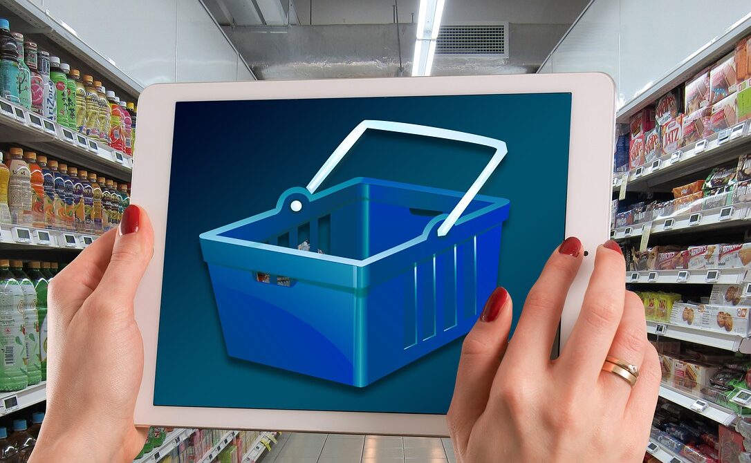 Carro virtual abandonado en plataforma de comercio electrónico, símbolo de los desafíos económicos de las compras digitales en Italia.
