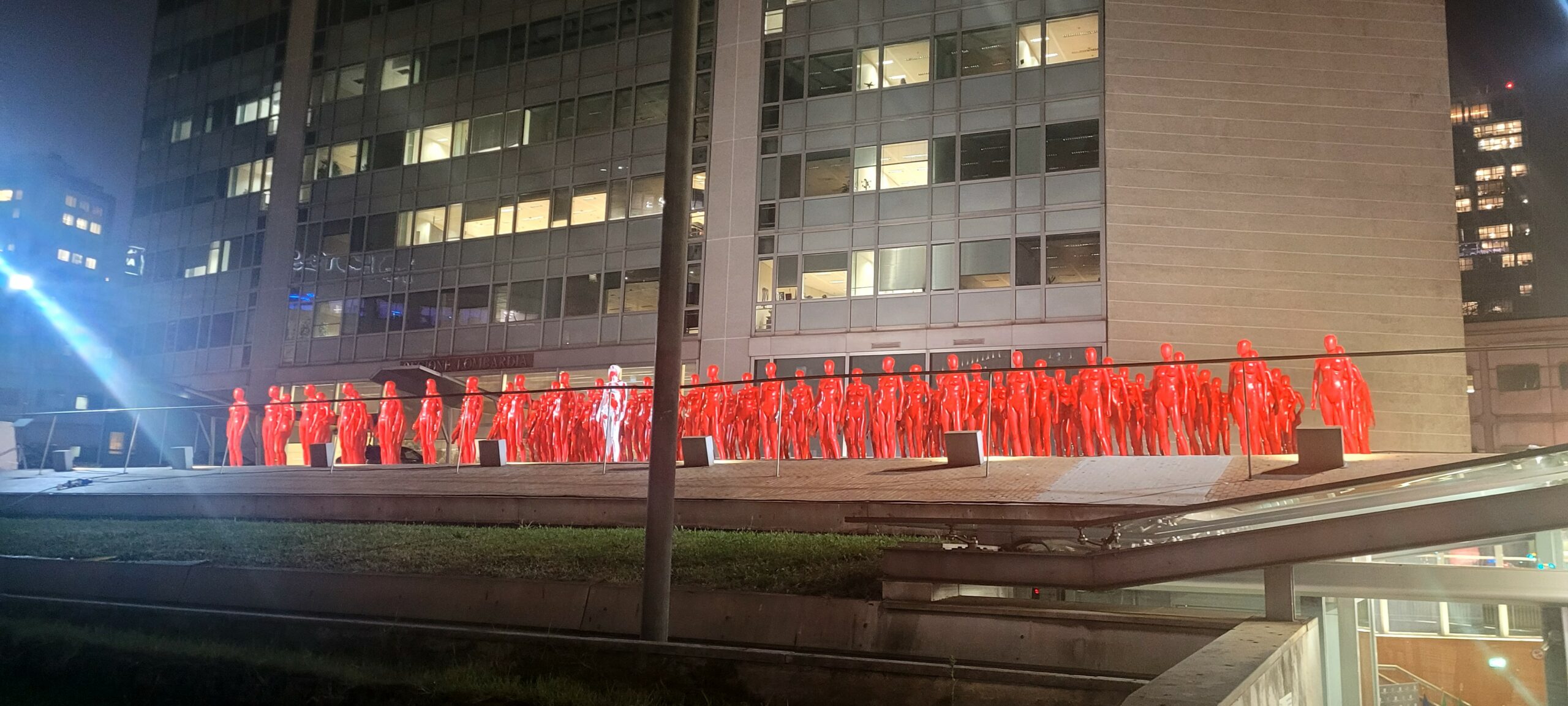 Manichini rossi esposti al Palazzo della Regione Lombardia come denuncia della violenza sulle donne.